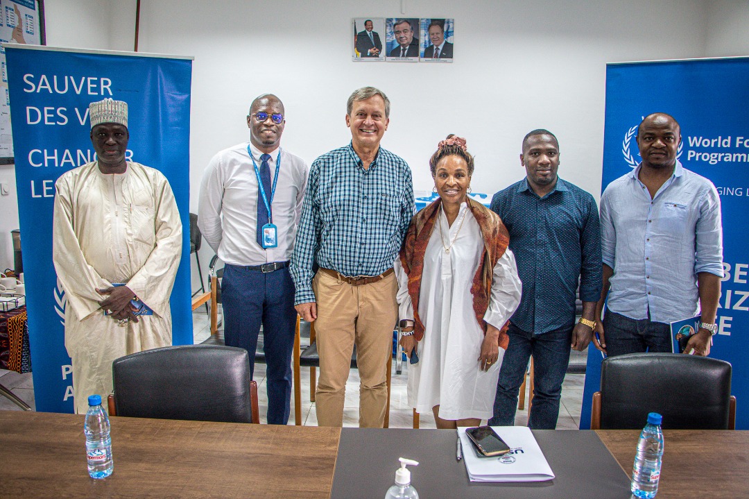 WFP_Cameroon's tweet photo. #Cameroon🇨🇲

After visits of @WFP operations in #CMR🇨🇲, 
@USAIDSavesLives West &amp; Central Africa Regional Humanitarian Advisor @Johngrabowski meets @WanjaKaaria as they discuss the growing needs &amp; impact of #UkraineRussianWar on #FoodSecurity

#RefugeeWeek2022 
#SavingLives https://t.co/2k2TmKmnrP