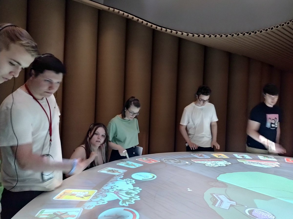 RachelBennett99's tweet photo. Fantastic day @UNGeneva &amp; @redcrossmuseum with our @uniofglos students - talking all things #humanitarian #peacekeeping #DisasterRecovery #HumanRights #diplomacy &amp; #geopolitics https://t.co/F2X5QKRf2l