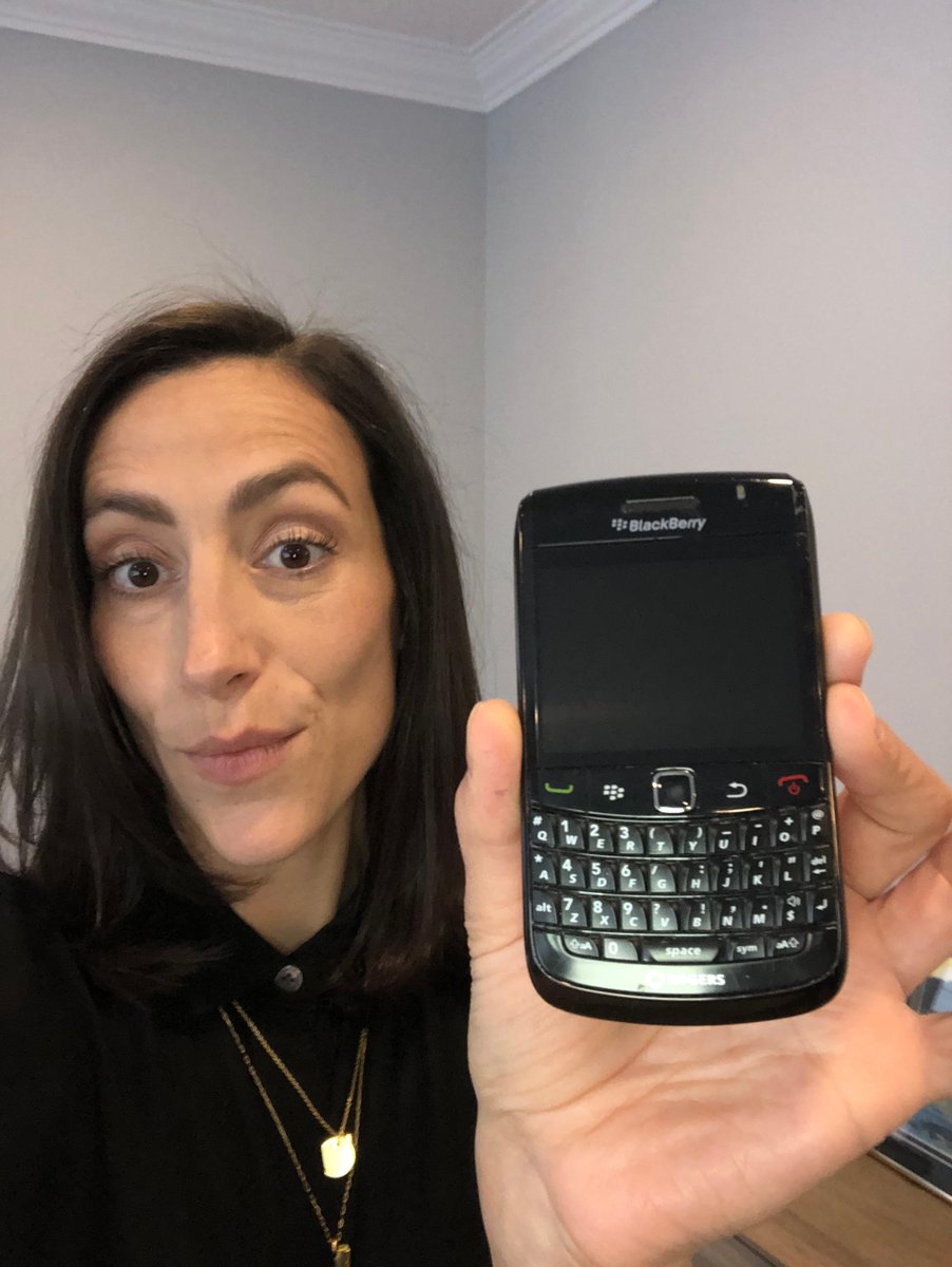 C’est la Journée nationale de l’#Égoportrait! 🤳 Pour la souligner, voici un petit jeu. Publiez ci-dessous 👇 un égoportrait avec une invention canadienne. Le prix? Pas de prix, mais plaisir garanti! Aviez-vous reconnu le #BlackBerry, création canadienne de Research in Motion?