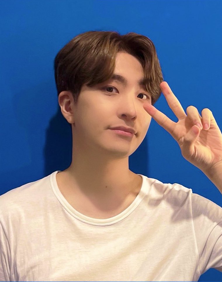 arsthinkers's tweet photo. ur eyes shine with so much beauty and talent 🥂💙 https://t.co/jR13DrMuPw