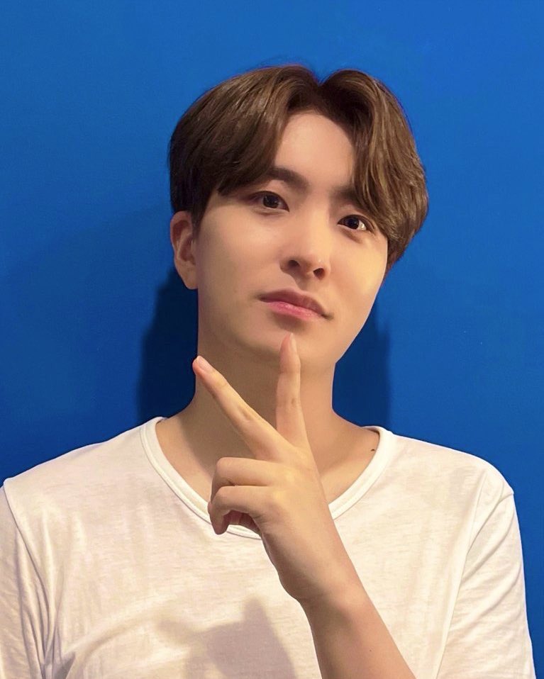 arsthinkers's tweet photo. ur eyes shine with so much beauty and talent 🥂💙 https://t.co/jR13DrMuPw