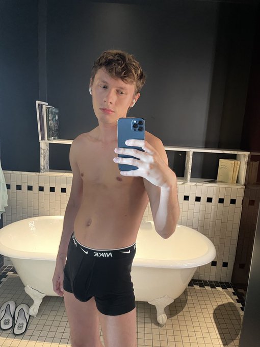 You like a bulge pic? https://t.co/JZhS31k0Tm