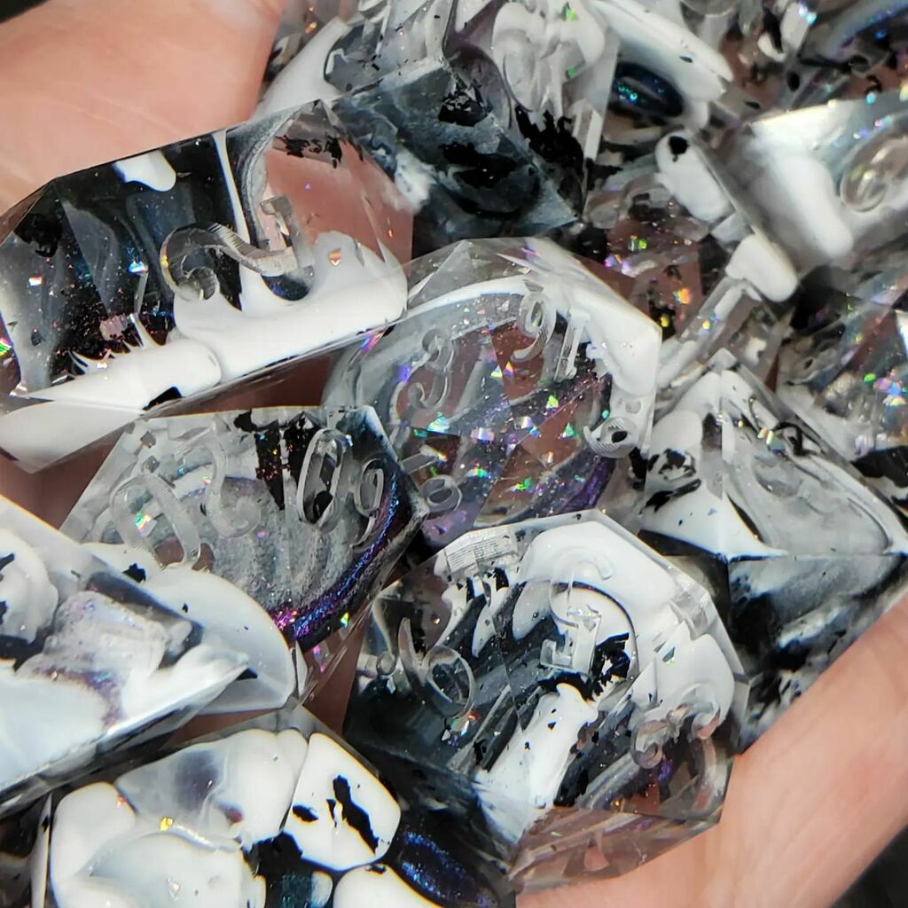 futurexmsmalcom's tweet photo. Oh, yes. There will be glitter.
.
.
.
.
.
#dnd #dnd5e #dnddice #thediceguild #dice #diceaddict #dicehoard #homebrewdice #dicegames #dicegame #diceporn #dicelove #dicegoblin #dicemaniacsclub #d20 #dicecollector #diceset #polyhedraldice #dicemaking #dicem… https://t.co/vYuPFLxVUY https://t.co/Qk7jn2260g