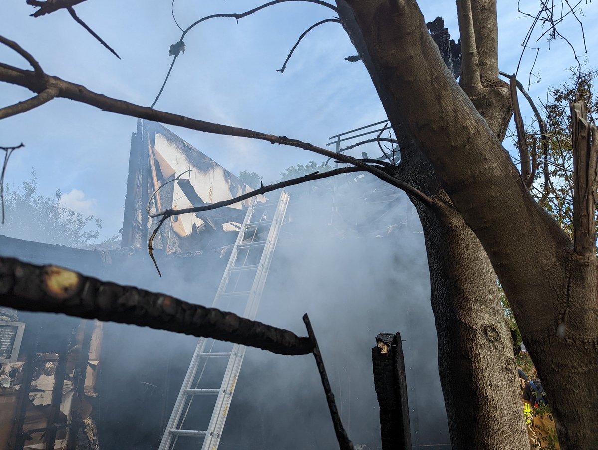 CommunityVFD's tweet image. RESIDENTIAL FIRE - 13627 Sunstream Ct

CVFD is on scene of a residential fire in the Westwind neighborhood. The fire has been extinguished at this time. Harris County Fire Marshal is en route to investigate. Further details pending. #hounews