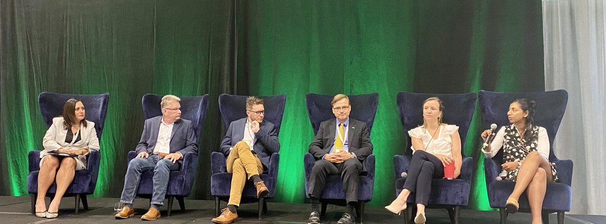 Commissioner Cobos with the <a href="/PUCTX/">Public Utility Commission of Texas</a> moderated a wonderful panel today about #hydrogen - more panels today and tomorrow! #312in22 #MARC #discorddown #sowetoshutdown #energy  #EnergyTransition #energytwitter
