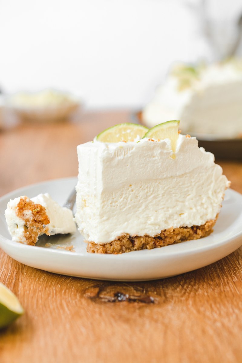 sharing the dreamiest no-bake key lime pie on the blog today it's like a perfect little summery cloud 😍 bethcakes.com/no-bake-key-li…