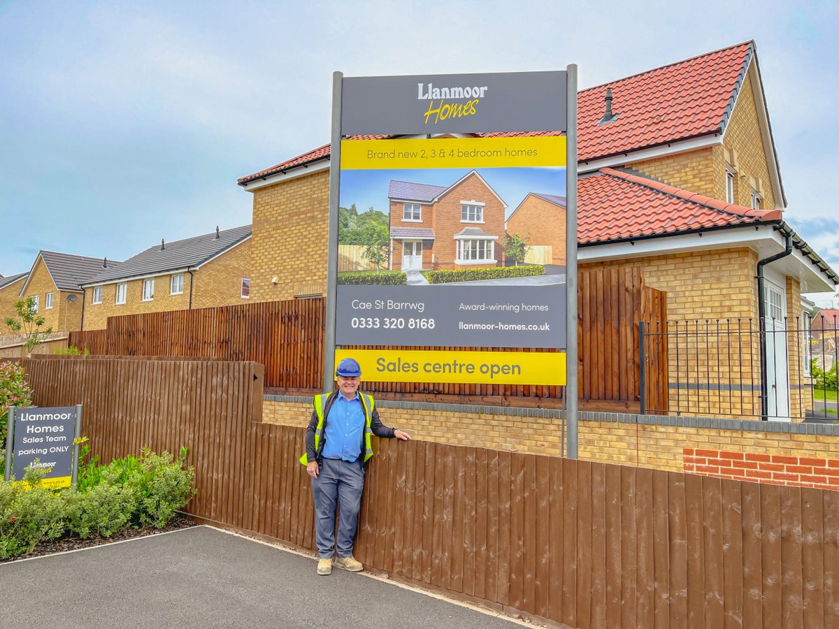 LlanmoorHomes's tweet image. For the third year running, Dave Hodges, site manager at our popular Cae Sant Barrwg development, has been awarded an #NHBC Pride in the Job Quality Award!

The competition recognises site managers who have reached the very highest standards in house building across the UK 👏