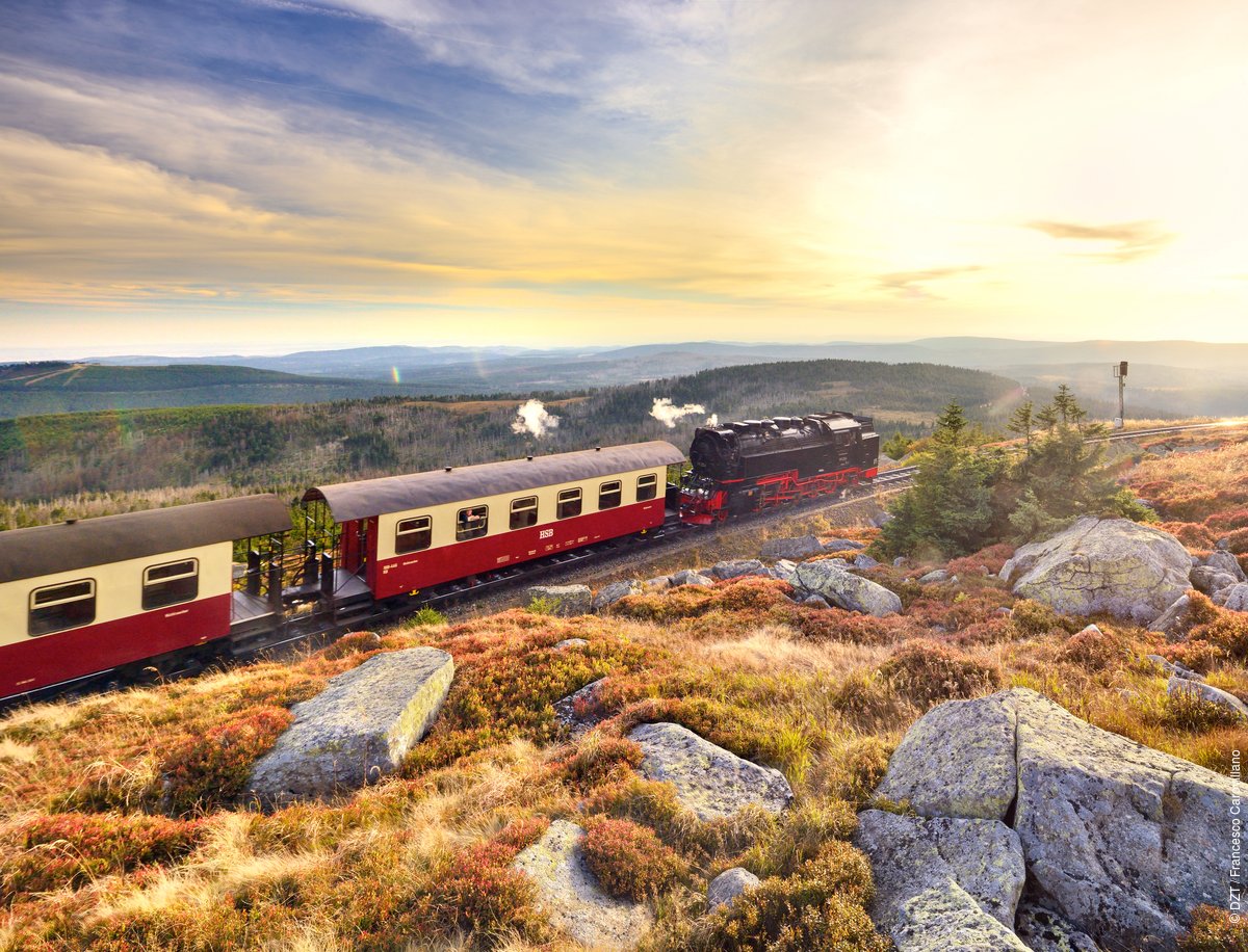 germanytravelNL's tweet image. Voor een vleugje nostalgie neem je de Harzer Schmalspurbahnen omhoog naar de top van de Brocken in de Harz. Achtung, het kan soms best fris zijn op de top! 😍 #DuitslandDichtbij