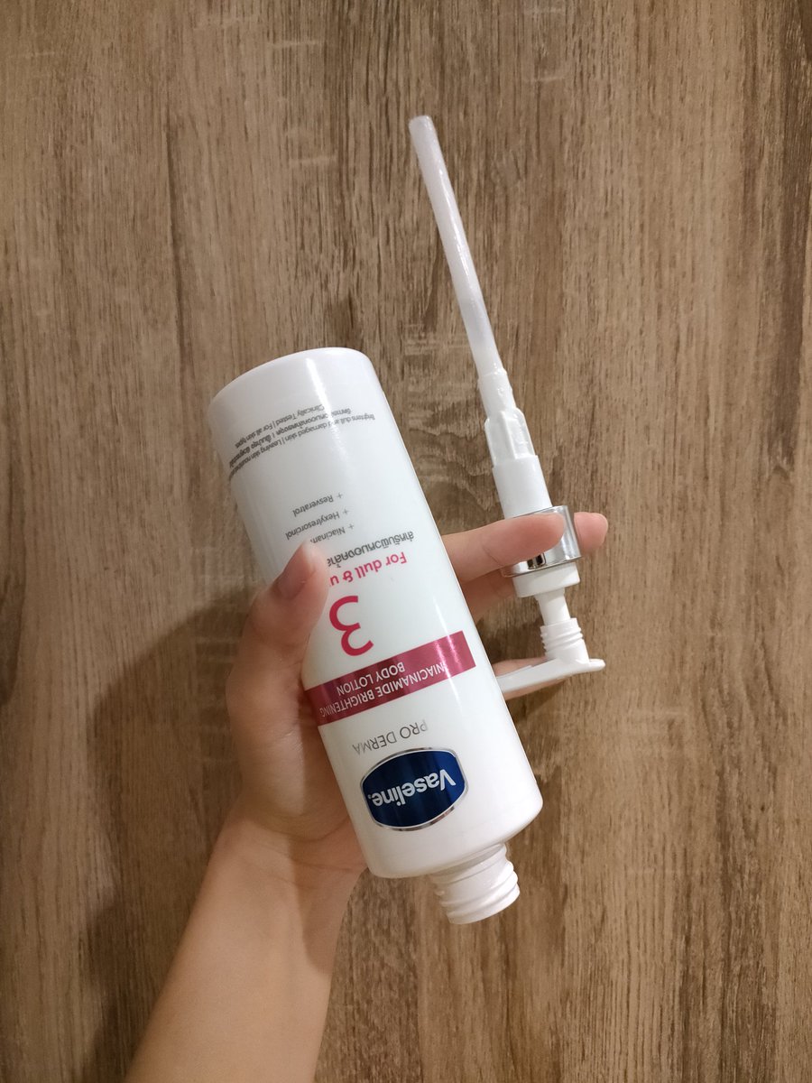 bell_tanika's tweet photo. Vaseline pro derma สูตร 3 สีชมพู ใช้ดีจนอยากกราบ เนื้ออาจจะหนักไปนิดสำหรับทาออกไปข้างนอก แต่ถ้าใช้ชีวิตอยู่ในห้องแอร์คิดว่านางให้ความชุ่มชื้นได้ดี ส่วนเรื่องความขาวนี่คิดว่าช่วยให้สีผิวดูสม่ำเสมอขึ้นผิวดูสุขภาพดีเหมือนกินน้ำวันละ 2 ลิตรต่อวัน  #ไว้รีวิวห้ามขายของโว้ยยย https://t.co/cnw9PF2ilX