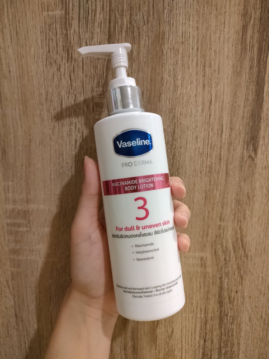 bell_tanika's tweet photo. Vaseline pro derma สูตร 3 สีชมพู ใช้ดีจนอยากกราบ เนื้ออาจจะหนักไปนิดสำหรับทาออกไปข้างนอก แต่ถ้าใช้ชีวิตอยู่ในห้องแอร์คิดว่านางให้ความชุ่มชื้นได้ดี ส่วนเรื่องความขาวนี่คิดว่าช่วยให้สีผิวดูสม่ำเสมอขึ้นผิวดูสุขภาพดีเหมือนกินน้ำวันละ 2 ลิตรต่อวัน  #ไว้รีวิวห้ามขายของโว้ยยย https://t.co/cnw9PF2ilX