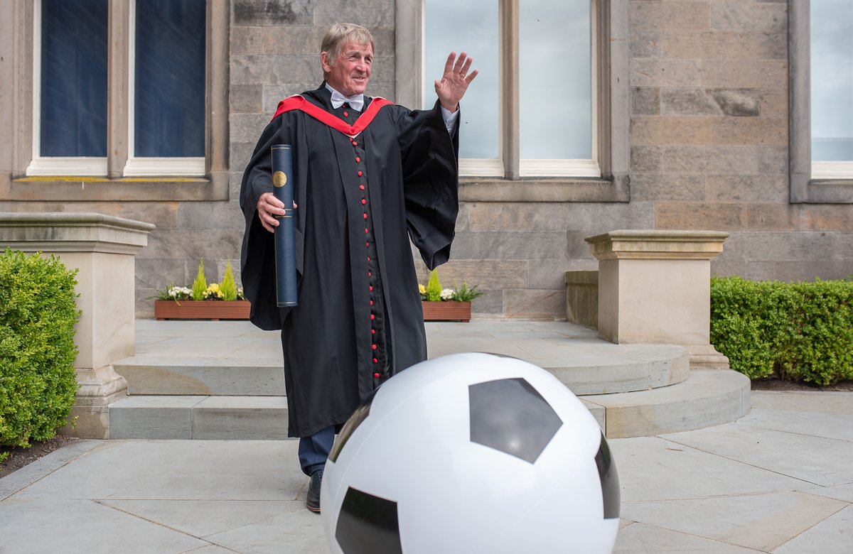 univofstandrews's tweet photo. King Kenny has a ball in St Andrews 🎓🎉⚽️

Congratulations to our Honorary Graduate today - @ScotlandNT @CelticFC and @LFC football legend @kennethdalglish  ⚽️🎉🎓

#EverToExcel https://t.co/PGB7AUdxfM