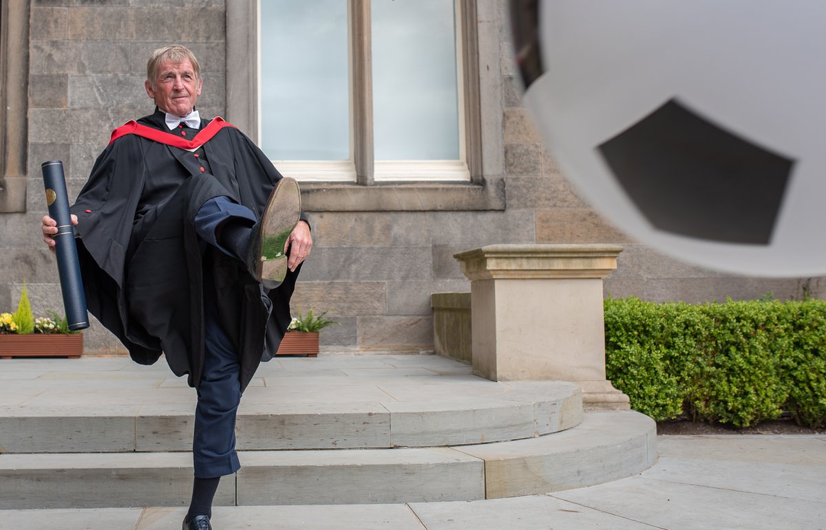 univofstandrews's tweet photo. King Kenny has a ball in St Andrews 🎓🎉⚽️

Congratulations to our Honorary Graduate today - @ScotlandNT @CelticFC and @LFC football legend @kennethdalglish  ⚽️🎉🎓

#EverToExcel https://t.co/PGB7AUdxfM