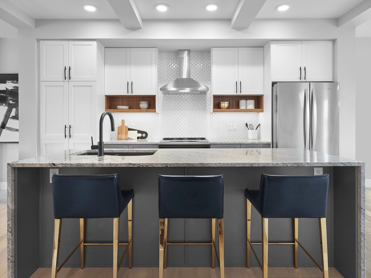 B A L A N C E 
.
.
.
This kitchen has the perfect balance of texture, finishes and symmetry.
