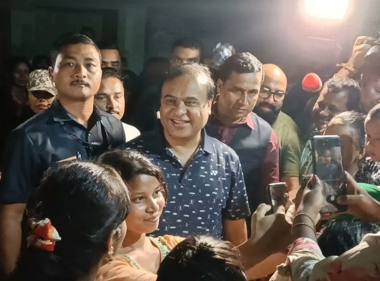 mriganka_dr's tweet photo. "Road less traveled".. #supercm @himantabiswa da visited flood #reliefcamps in Barbhag & Deharkuchi. #Interacted with people where #no CM had #everbeen .. @DilipSaikia4Bjp @jayanta_malla @PhanindranathS3 @BJP4NALBARI @bjp4india @BJP4Assam https://t.co/BzBfVoxlf0