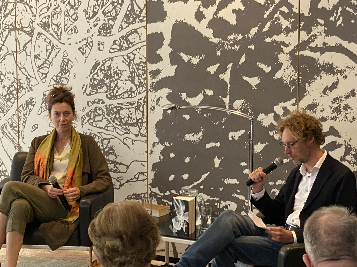 Heute präsentierte die Schriftstellerin Eva Menasse in der 🇩🇪 Botschaft ihr Buch "Dunkelblum". In der gemeinsamen Veranstaltung mit <a href="/AtlasContact/">AtlasContact</a> , <a href="/GenootschapNLD/">Genootschap Nederland Duitsland</a> <a href="/GI_Niederlande/">Goethe-Institut NL</a> und <a href="/AustriainNL/">Austrian Embassy NL</a> sprach sie mit <a href="/JerkerSpits/">Jerker Spits</a> über die Entstehung und den Inhalt des Buches.