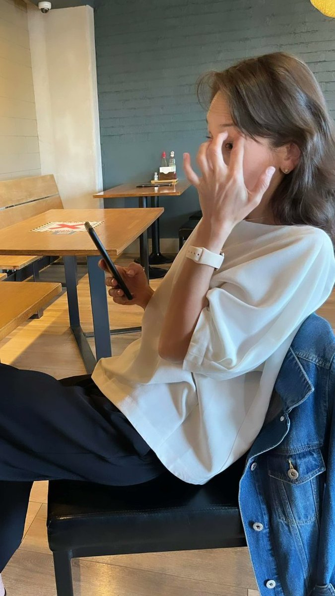 EnsyGund's tweet photo. Өнөөдөр 2022 оны хамгийн урт өдөр, богино шөнө гэсэн шиг, үнэхээр урт өдөр байлаа. Оройтож хооллоод араас нь 21 цагт кофе уучихлаа... 😁🤪☕ богино шөнийг унтахгүй ажиллаж л тэмдэглэнэ дээ тээ #LateNightCoffe #BusiestDay #SummerSolstice https://t.co/eAik2KExY4