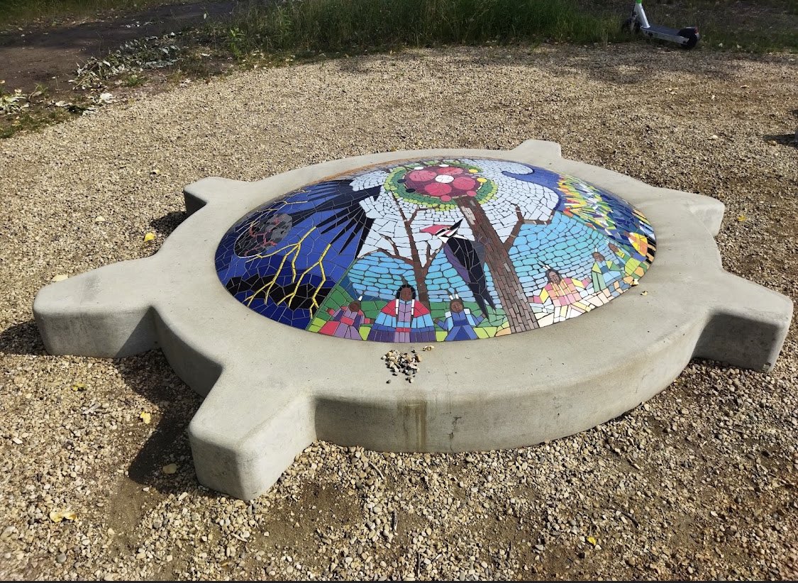 apsmola's tweet image. On National Indigenous Peoples Day we explore the Indigenous Art Park in Edmonton’s River Valley. What a beautiful display of connectedness and community. #exploreedmonton #explorereducator @avonmoreyeg