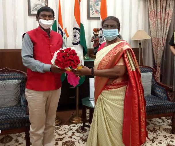 MundaArjun's tweet image. झारखंड की पूर्व राज्यपाल श्रीमती द्रौपदी मुर्मू जी को NDA की तरफ से राष्ट्रपति पद के उम्मीदवार के रूप में घोषित किए जाने पर उन्हें बहुत बधाई एवं शुभकामनाएं।(फाइल फोटो)