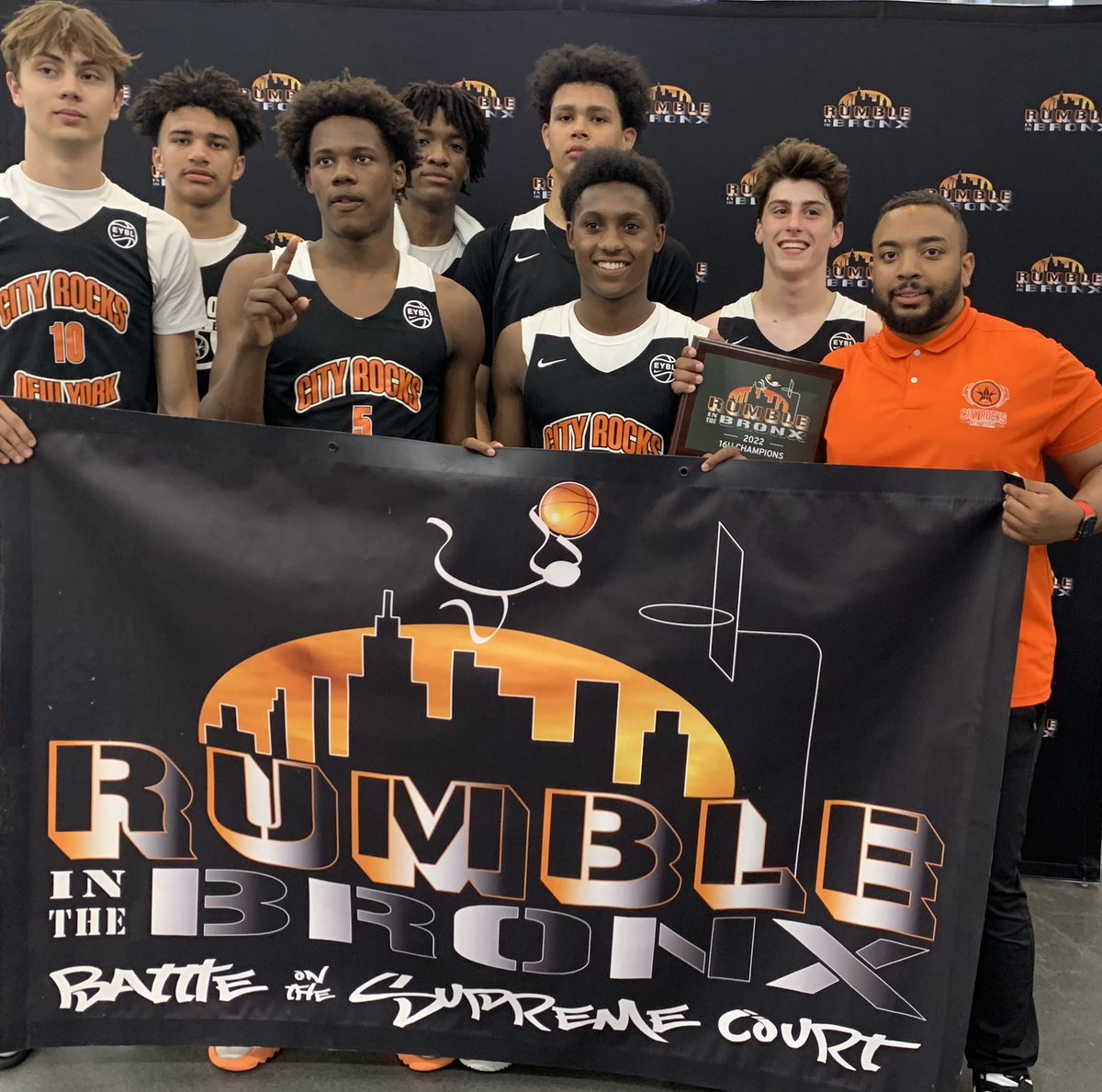 rumble_bronx's tweet photo. .@TheCityRocks EYBL takes home the 9th grade division 👊👊
#RITB https://t.co/haWAj0kHVU