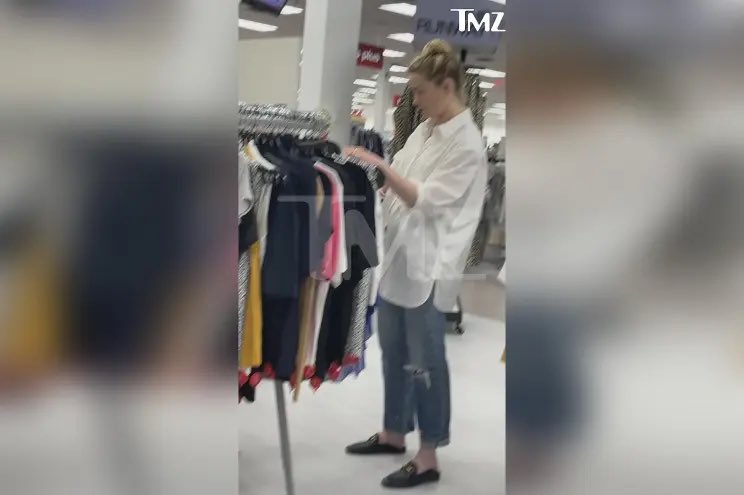 LauraBockov's tweet photo. Anthony Romero of ACLU happens to live in the Hamptons

Amber Heard wears a mans shirt in the Hamptons TJ MAXX. Wonder whose it is  https://t.co/zOo8ZqgSF7 https://t.co/6QQSiPTFnl