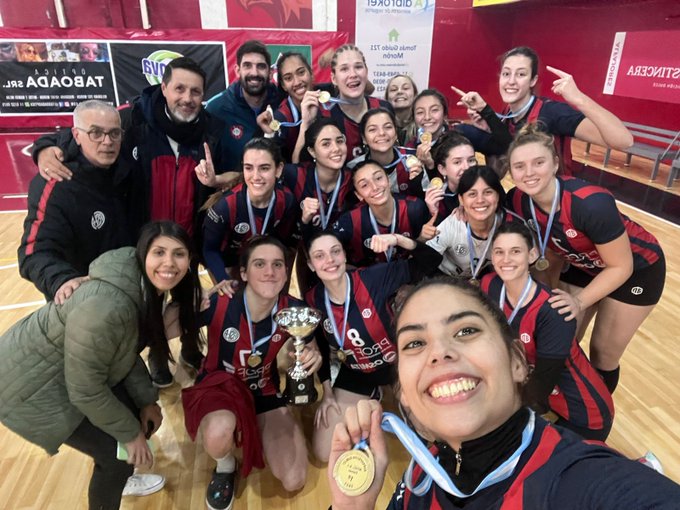 SonarBoedo's tweet photo. #SoñarBoedo felicita al equipo femenino sub 21 por su título en el Torneo Abierto Metropolitano de Voleibol.

Estamos trabajando en un proyecto de desarrollo y potenciamiento sustentable para todos los deportes federados del Club

#SoñarBoedo
#SomosVos

ph: @SanLorenzo https://t.co/C9llEU7MLx