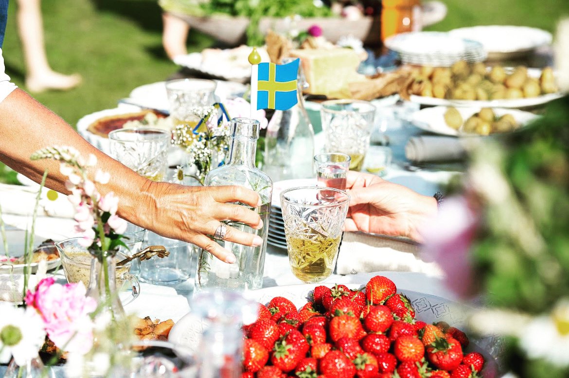 NbrNuno's tweet photo. Coming up tonight is the summer solstice, and in Sweden we experience the looooongest day of the year. Just to give you an idea of it, In Stockholm, the sun rose at 3:31 am and it will set only at 10:06pm. That means 18h and 35 mins of daylight! 🌞 🇸🇪 
Credits: Anna Hållams https://t.co/4JJe10pk77