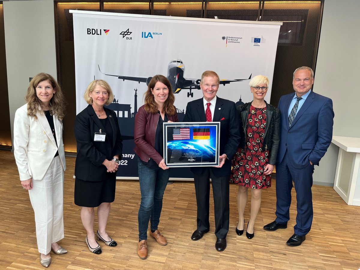 DLR_de's tweet photo. 🇺🇸🇩🇪 #BerlinAviationSummit2022: @NASA, @bmwk, @DLR_SpaceAgency und @DLR_de nutzten heute die Gelegenheit, sich gemeinsam auf die #ILA22 einzustimmen. 🤝 #PioneeringAerospace 
📷 V.l.n.r: Karen Feldstein, @Astro_Pam, @annachristmann, @SenBillNelson, @AKPyzalla &amp; Walther Pelzer. https://t.co/60J47mPL2B