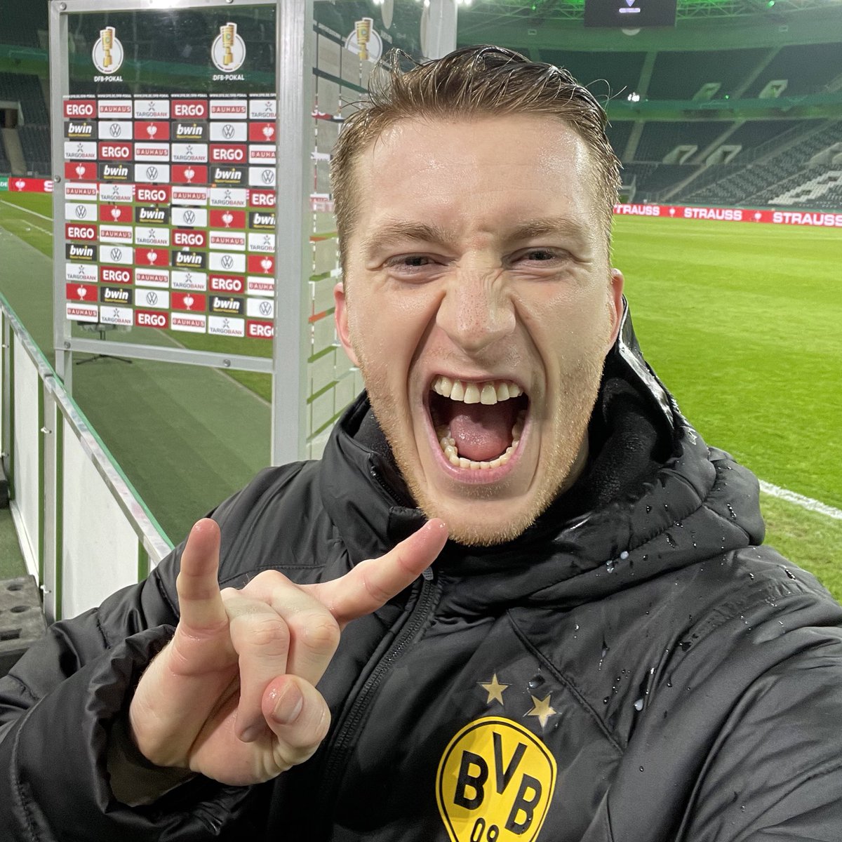 BlackYellow's tweet photo. #NationalSelfieDay 🤟✌️ https://t.co/TBQmseGZFe