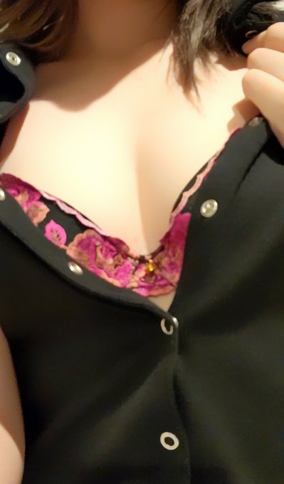 何度も言うけど、セフレは募集してないよ？👀💜動画チェックしてくれてありがとう😭✨明日コメ返します😘  #エッチなお姉さんは好きですか #谷間 #裏アカ https://t.co/LQMpz3kEI1<a href="/tag/%E3%82%A8%E3%83%83%E3%83%81%E3%81%AA%E3%81%8A%E5%A7%89%E3%81%95%E3%82%93%E3%81%AF%E5%A5%BD%E3%81%8D%E3%81%A7%E3%81%99%E3%81%8B"class="tags">#エッチなお姉さんは好きですか</a><a href="/tag/%E8%B0%B7%E9%96%93"class="tags">#谷間</a><a href="/tag/%E8%A3%8F%E3%82%A2%E3%82%AB"class="tags">#裏アカ</a>