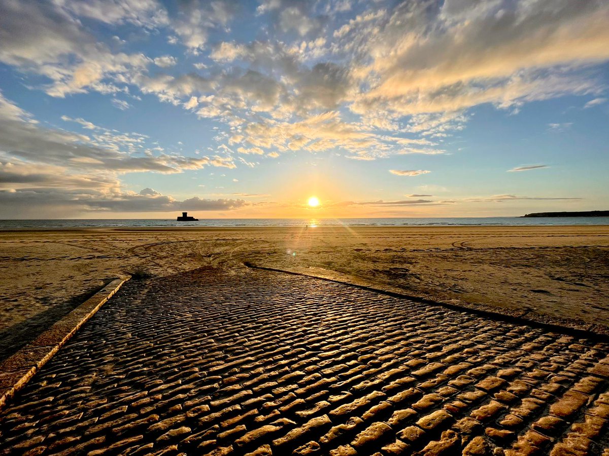 ITVChannelTV's tweet photo. 🚨 TV JOB ALERT🚨

We are looking for a brand new Content Editor to join our news team in beautiful sunny Jersey. 🇯🇪

The successful candidate will be responsible for television producing, news editing and planning. 📺 

Apply now via https://t.co/SSrAVVuy9M https://t.co/ATvoGqFKyp