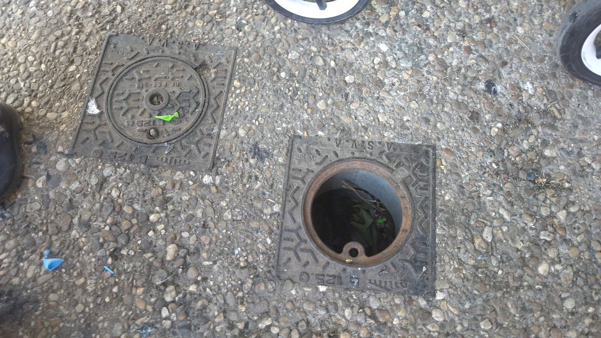 Tapa de registro que falta en la plaza Andrés de la Orden desde hace más de 10 días. Un peligro en una zona de juegos infantiles. Hoy una niña ha terminado con la pierna dentro. <a href="/AyuntamientoVLL/">Ayto. de Valladolid</a> <a href="/oscar_puente_/">Óscar Puente</a>