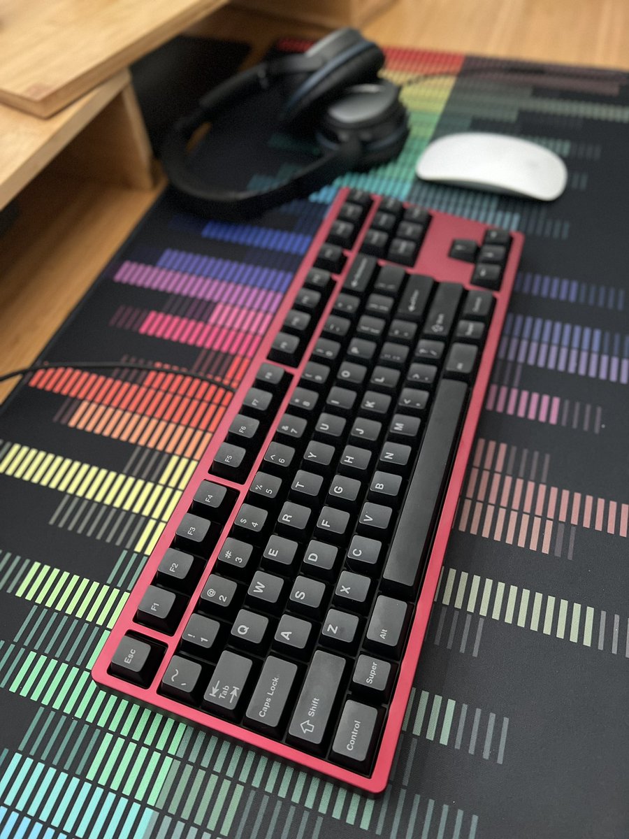 chrisvisser's tweet photo. Latest board:
KBDFans Tiger80 in Burgundy
Gateron Oil Kings
NovelKeys Cherry Charcoal https://t.co/MAunLncc64