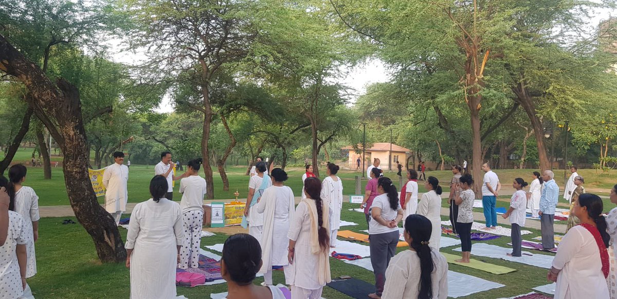 ManishSDMC's tweet photo. योग प्रकृति का वरदान है, जिसने अपना लिया वो महान है |
आज 8वे “विश्व योग दिवस” के अवसर पर योग किया |
योग आज हमारे लिए केवल #Part_of_Life नहीं, बल्कि योग #Way_of_Life लाइफ बन रहा है।
हम कितने भी तनावपूर्ण माहौल में क्यों न हों, योग हमें शान्ति देता है।
#InternationalDayOfYoga https://t.co/Cqi5wnaHat