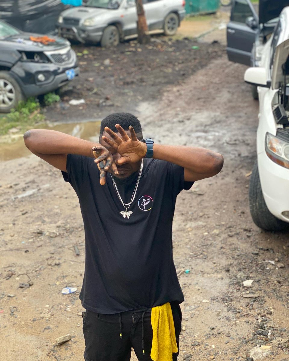 PASCAL_YK's tweet photo. New hustle alert. 🚨 

Small time you no go need for go garage again. Just tap me, I pull-up with ma geng wu brush ya jap for ya front door. 😤💪🏽 https://t.co/s9SeBpWx1s