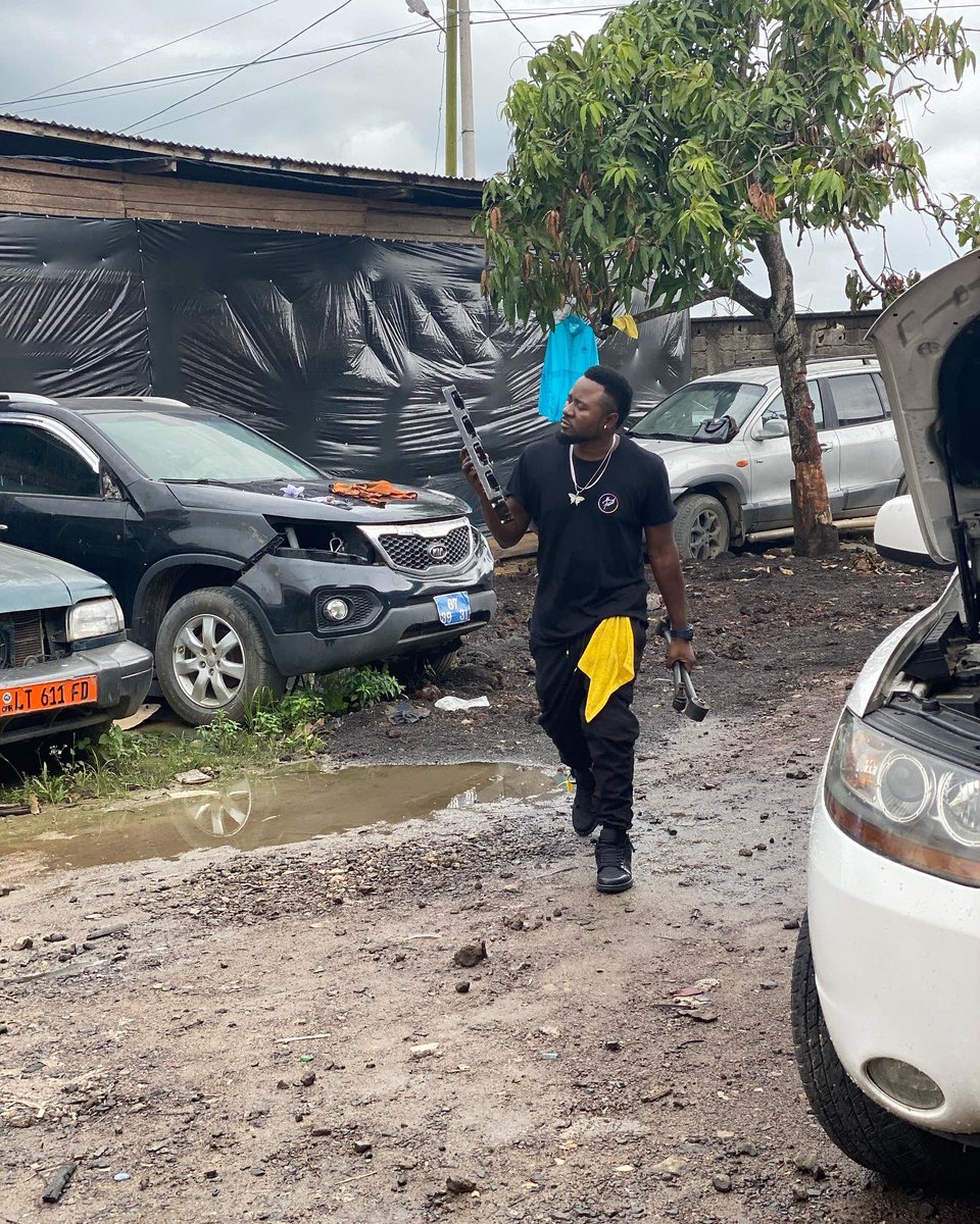 PASCAL_YK's tweet photo. New hustle alert. 🚨 

Small time you no go need for go garage again. Just tap me, I pull-up with ma geng wu brush ya jap for ya front door. 😤💪🏽 https://t.co/s9SeBpWx1s