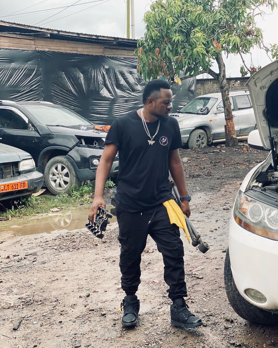 PASCAL_YK's tweet photo. New hustle alert. 🚨 

Small time you no go need for go garage again. Just tap me, I pull-up with ma geng wu brush ya jap for ya front door. 😤💪🏽 https://t.co/s9SeBpWx1s