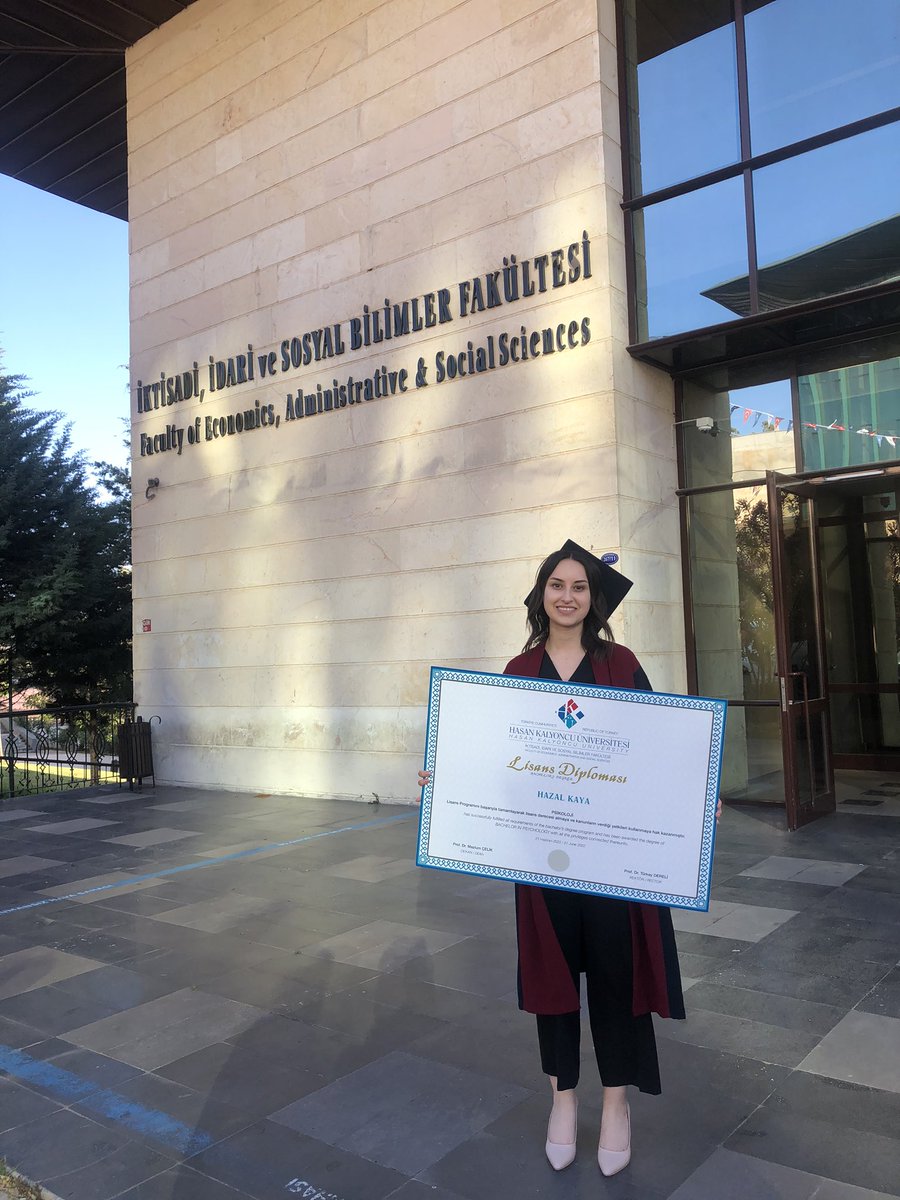 HKÜ Psikoloji Bölümü öğrencilerimiz Üniversite birincisi Melike Topuz, üçüncüsü Hazal Kaya ve Fakülte üçüncüsü Emel Özsoy’la birlikte tüm 2022 yılı mezunlarımızı tebrik ederiz.  👩‍🎓 👨‍🎓 🎓 
Hepinizin yolu açık olsun. 👏🏻 👏🏻