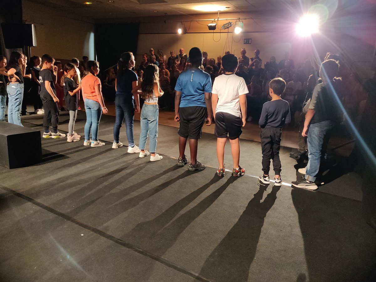 racine_xavier's tweet photo. Au théâtre, ce soir !
Représentation des élèves de #CE1CE2
1/2
#poesie #tourvillelariviere #commediamuse https://t.co/Qpb5O7J3jx
