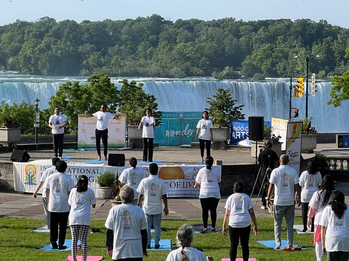 IndiainToronto's tweet photo. Enthusiastic participation in the Yoga session organised at the iconic @NiagaraFalls in association with @ArtofLiving @IndoCanadaArts and led by @AolSwamiji Sadyojathahji #InternationalDayofYoga  @SriSri @moayush @HCI_Ottawa @IndianDiplomacy @MEAIndia #YogaForHumanity https://t.co/DMWR5AJG3r