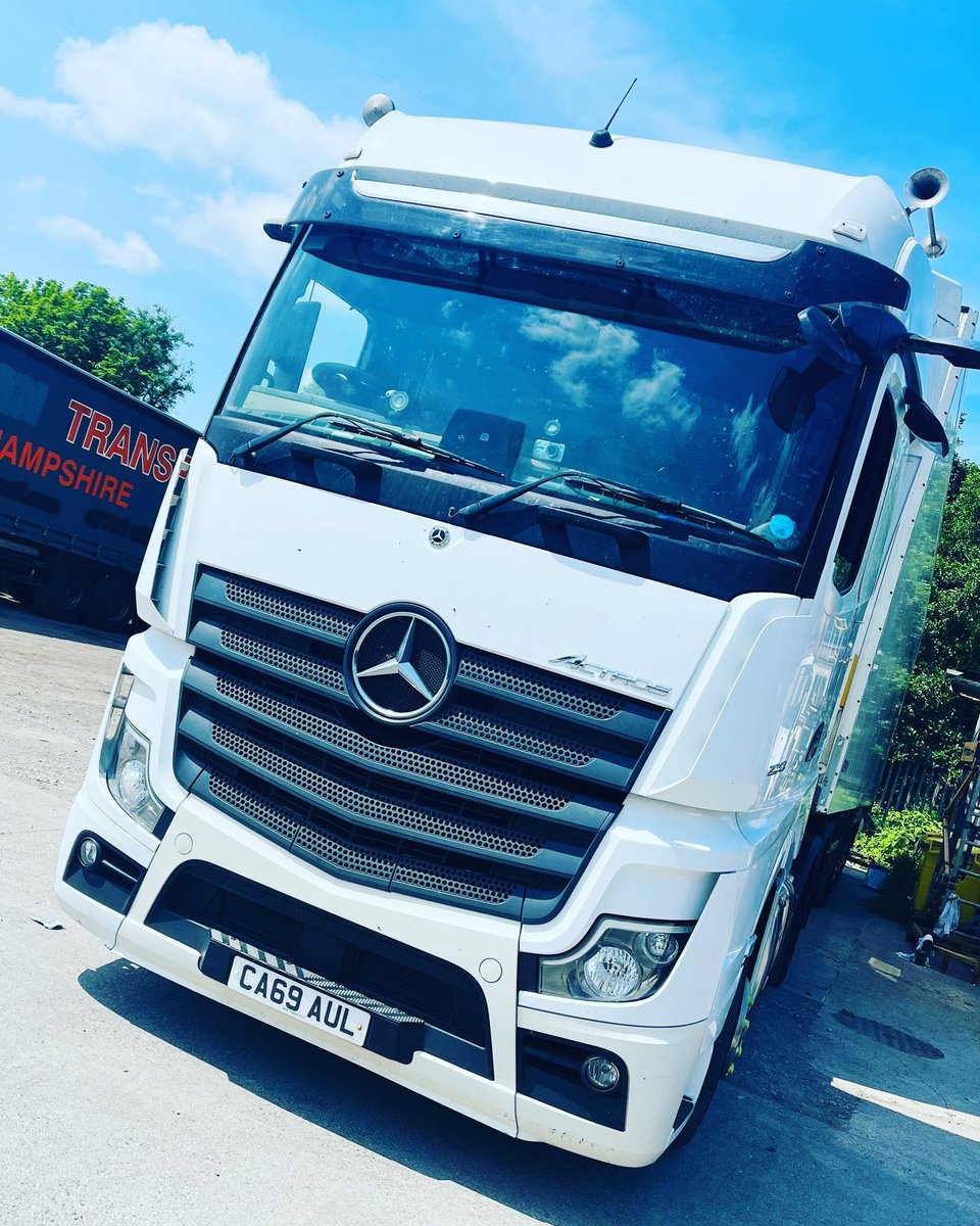 Poorly truck parked up today, so she’s doing a nice bit of sunbathing ☀️ 🚛 

#transportation #wales #pembrokeshire #bosslady #transport #haulage #workinglife #hgv #mercedestrucks