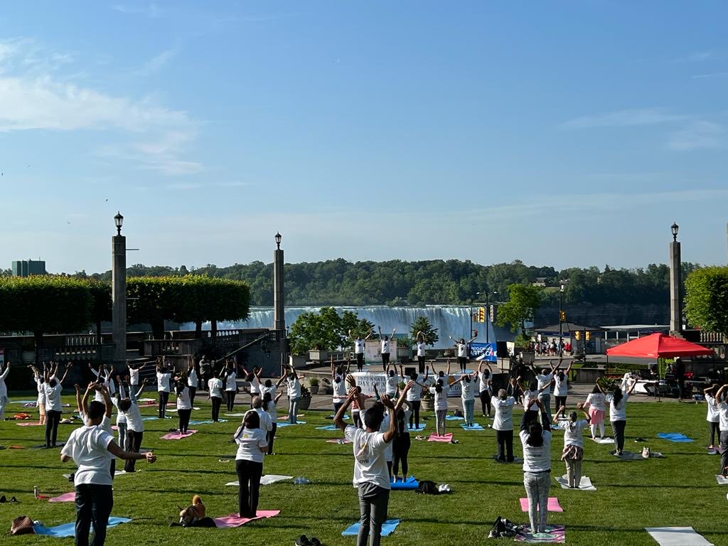 IndiainToronto's tweet photo. Enthusiastic participation in the Yoga session organised at the iconic @NiagaraFalls in association with @ArtofLiving @IndoCanadaArts and led by @AolSwamiji Sadyojathahji #InternationalDayofYoga  @SriSri @moayush @HCI_Ottawa @IndianDiplomacy @MEAIndia #YogaForHumanity https://t.co/DMWR5AJG3r