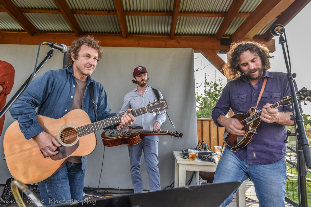 MusicMarauders's tweet photo. Photos of @CORAL_CREEK & @ToddSheaffer from @BreckBrew in Littleton, CO are live on https://t.co/dM28zcq23R courtesy of Nancy Isaac Photography!
#CoralCreek #ToddSheaffer #BreckenridgeBrewery #Colorado #Beer #LiveMusic #ConcertPhotography #MusicMarauders https://t.co/yNIa63mKMZ