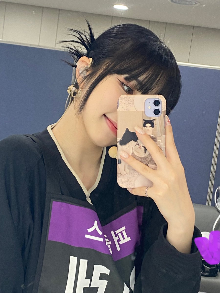 crystalireh's tweet photo. its plory selca daaaaaay + our first anniversary with our fandom name 🥺💓💓

Ps. i love ireh with each day more &amp; more
@RBW_PURPLEKISS #PlorySelcaDay https://t.co/05ieWOO7iv