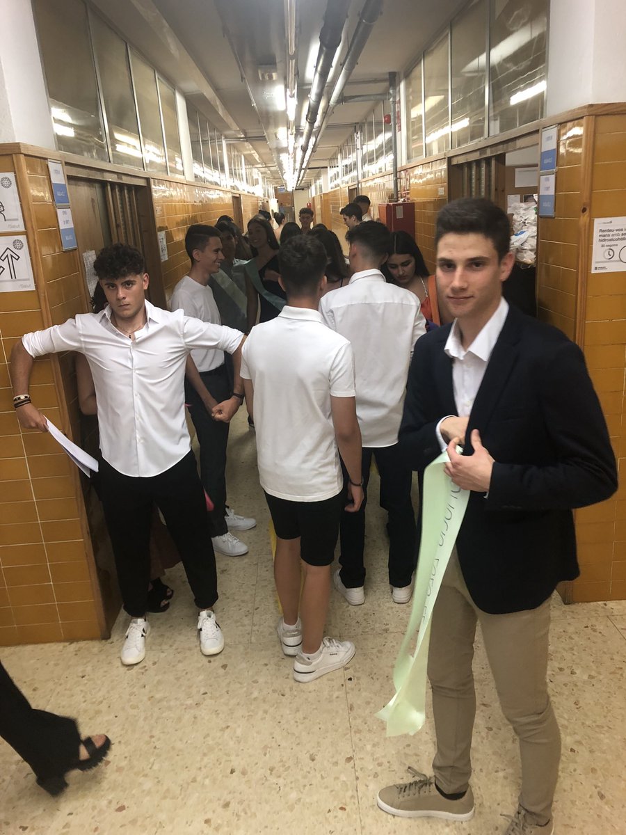 INSdeSales's tweet photo. Lāalumnat de 2n de batxillerat ultimant els detalls de la Graduació! #prom20-22 https://t.co/htTfFOkLOX