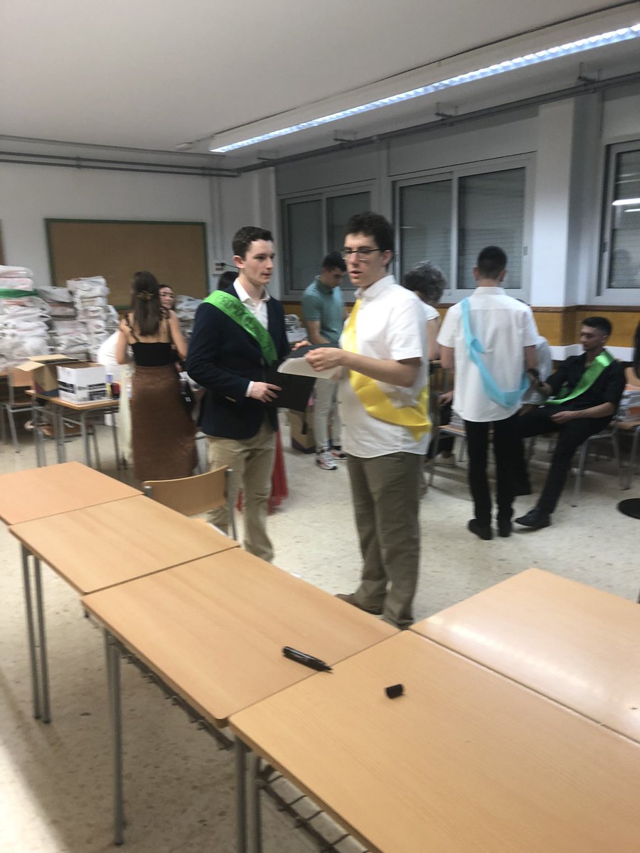 INSdeSales's tweet photo. Lāalumnat de 2n de batxillerat ultimant els detalls de la Graduació! #prom20-22 https://t.co/htTfFOkLOX