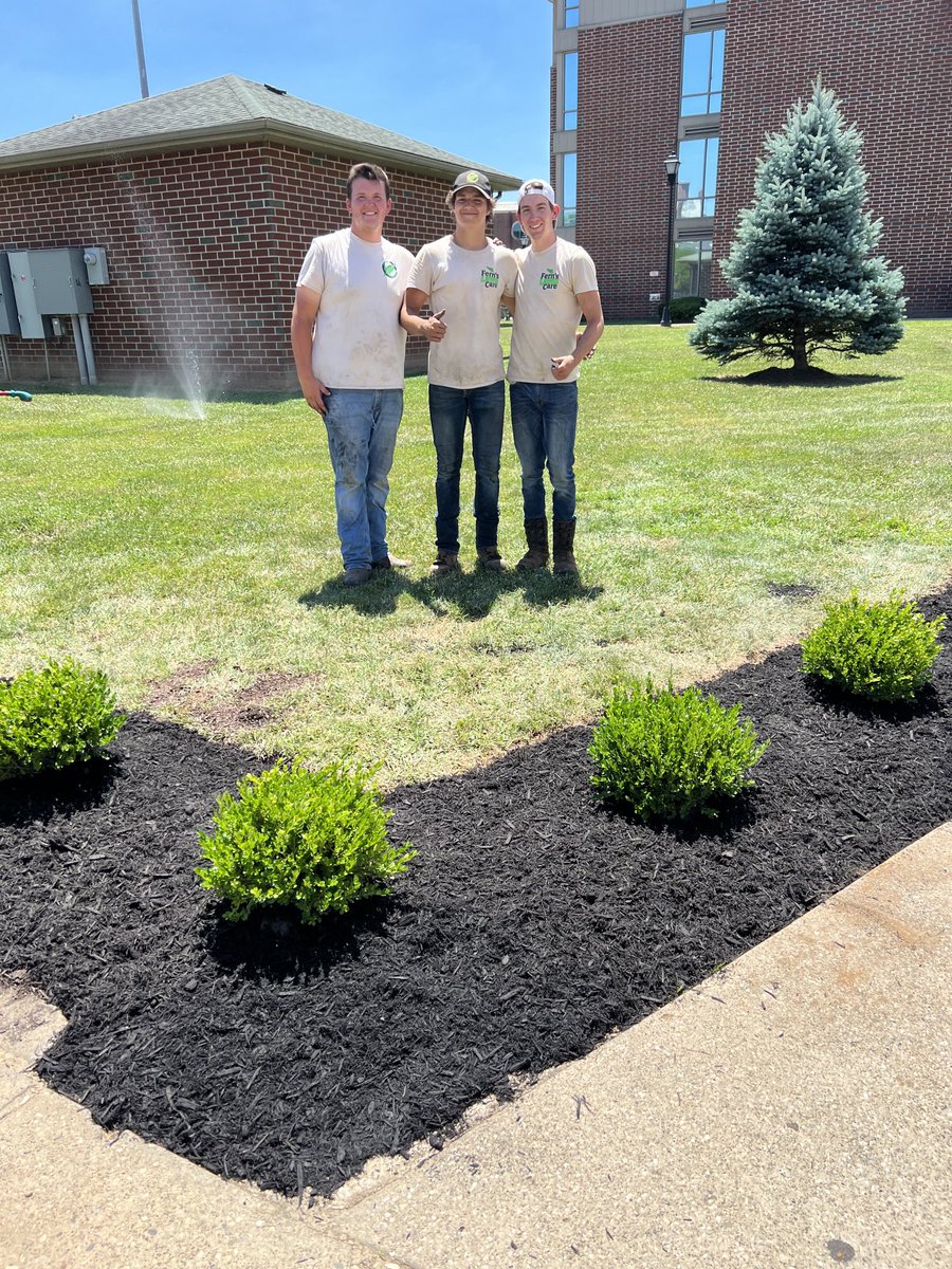 DAntoniKathy's tweet photo. A HUGE Herd shout out to Fern’s landscaping who helped beautify the area on Campus near the Mens BB offices.    Thank you guys!!! https://t.co/BJiZeTnPA6
