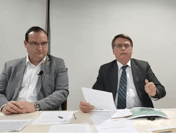 Vamos seguir.
Tem reportagem inédita no ar.
Os novos ricos da Funai: as empresas recém-abertas que ficaram milionárias da noite para o dia no governo Bolsonaro. Tem até chefe nomeado na Funai assinando contrato por empresa. Leia:
agenciasportlight.com.br