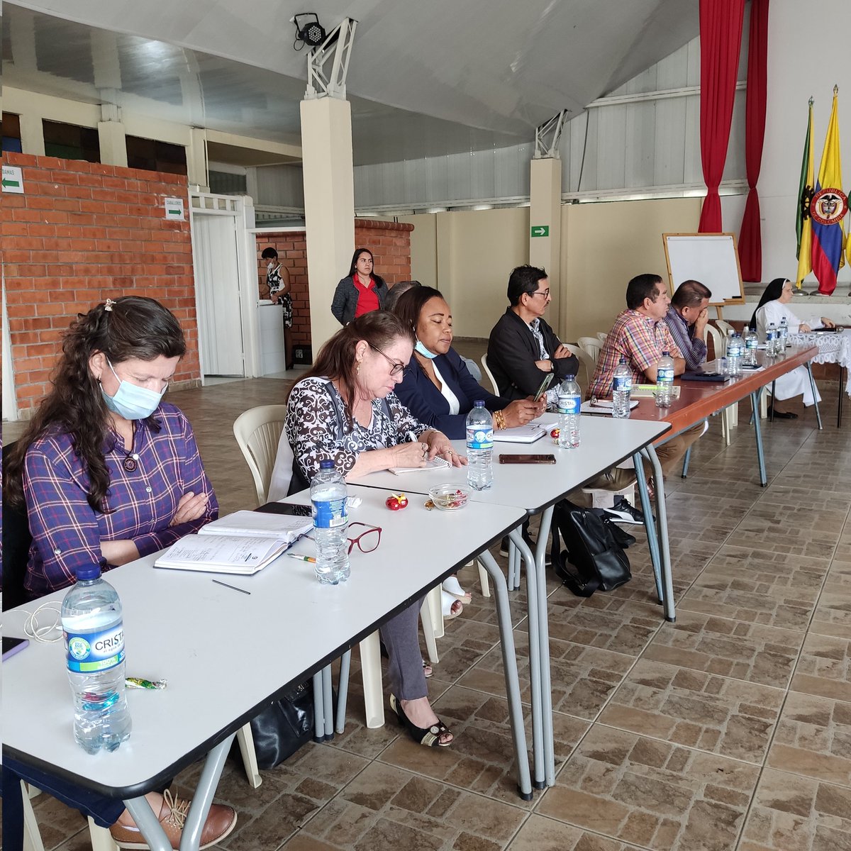 SDosquebradas's tweet photo. Rectores y equipo de la secretaría de educación desarrollan mesa de trabajo con el fin de fortalecer los procesos académicos y de bienestar para la comunidad educativa de #Dosquebradas

#NuestraPrioridadEs la educación. https://t.co/hcSS0AeSOE