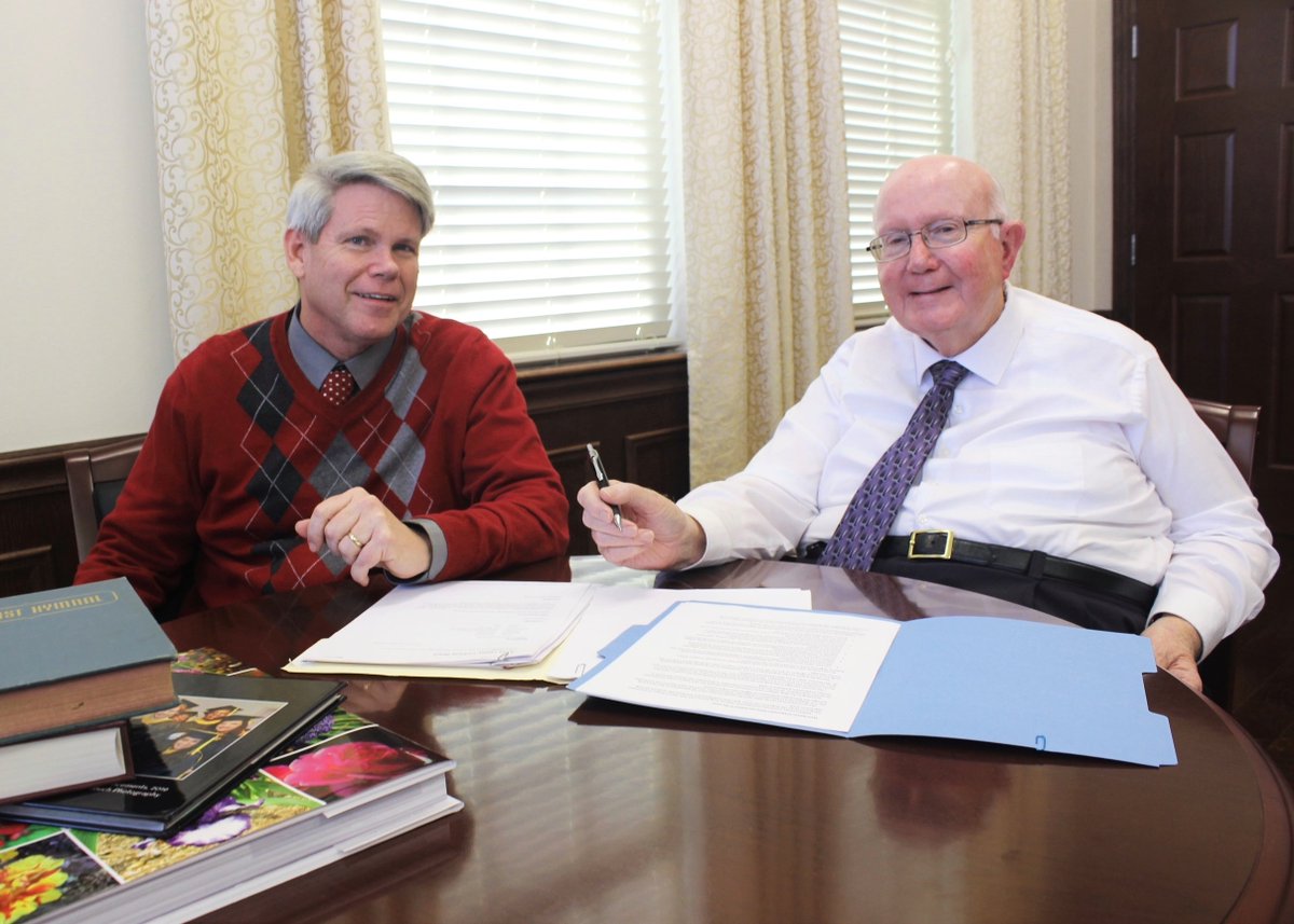 williamcareyu's tweet photo. The WCU Board of Trustees announces the retirement of longtime WCU President Dr. Tommy King and the selection of Dr. Ben Burnett as his successor. Dr. Burnett will assume his duties as the university’s 10th president on Aug. 16. Details here: https://t.co/Fh7poNKey5 https://t.co/01wK9EtAAh