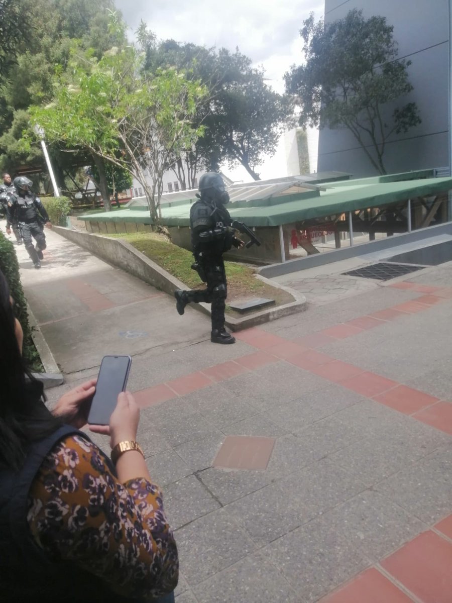 hreyesaguinaga's tweet photo. Policías violando flagrantemente la autonomía universitaria, invaden la Universidad Católica de Quito. Lasso y sus fuerzas de choque pisoteando y violentando las instituciones culturales y universitarias, así como las sedes de organizaciones sociales!!.Ecuador en dictadura!! https://t.co/NK9r3Kj7Ws
